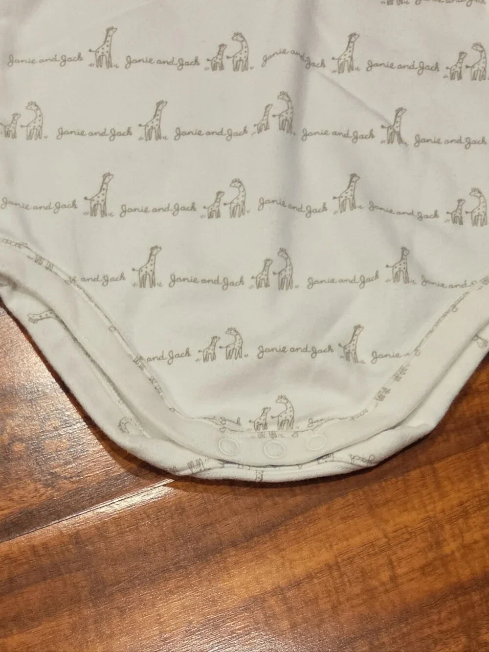 Janie and Jack EUC/NWT 6-12 Months Giraffe Print Bodysuit and Reversible Hat